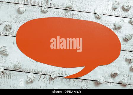 Sprechblase Mit Wichtigen Informationen Vor Dem Netz. Dialogballon Mit Krutialen Ankündigungen. Aktuelle Nachrichten In Textfeld. Stockfoto