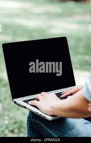 Wichtige Nachrichten Werden Am Telefon Am Schreibtisch Mit Bleistiften, Büchern Und Klemmbrett Herum Präsentiert. Auf Dem Handy Auf Dem Tisch Mit Notizbüchern Und Stiften Gezeigte Crutial Inforations. Stockfoto