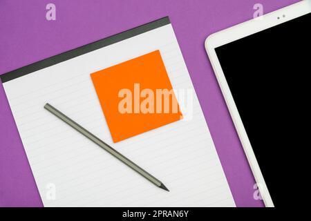 Laptop Mit Wichtigen Informationen Auf Dem Tisch Mit Pflanze Und Tasse Kaffee. Grausame Ankündigungen Auf Dem Computerbildschirm Am Schreibtisch Mit Blume Und Tasse. Stockfoto