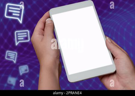 Wichtige Mitteilungen Auf Dem Mobiltelefon Am Schreibtisch Mit Stift, Paperwraps, Büchern Und Notizbuch. Grundlegende Informationen Werden Auf Dem Mobiltelefonbildschirm Auf Dem Tisch Angezeigt. Stockfoto
