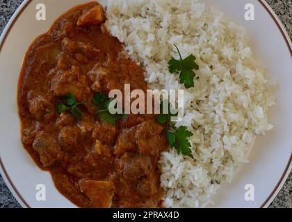 Massaman Curry mit Reis Stockfoto