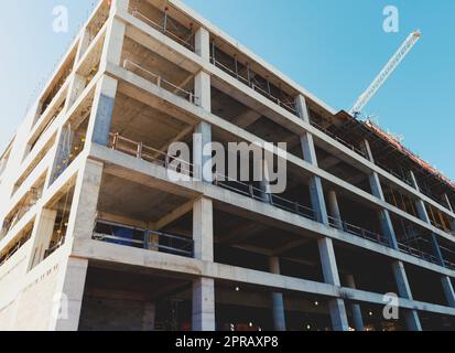 Bauunternehmen bauen ein neues großes Gebäude Stockfoto