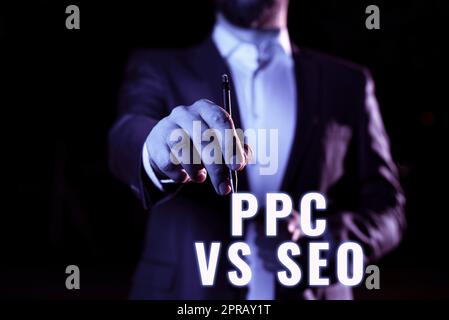 Text mit Inspiration PPC vs. Seo. Geschäftskonzept Pay-per-Click-Vergleich mit Strategien zur Suchmaschinenoptimierung Geschäftsmann, der mit Pen in der Hand auf wichtige Informationen verweist. Stockfoto