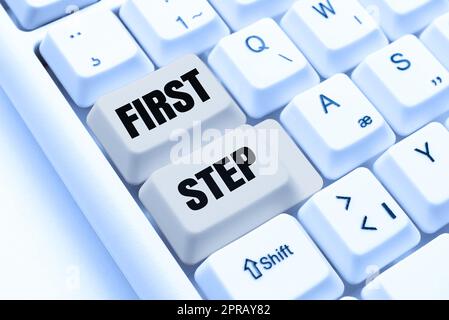 Inspiration zeigt Zeichen First Step. Business-Schaufenster zum Beginn eines bestimmten Prozesses oder Anfang -48746 Stockfoto