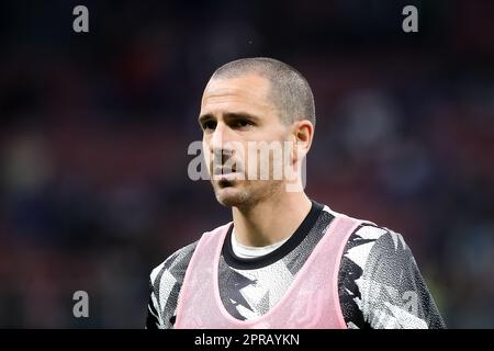 Mailand, Italien, 26. April 2023. Leonardo Bonucci (19 Juventus) wärmt sich vor dem halbfinalen Spiel der Coppa Italia auf der zweiten Etappe zwischen dem FC Internazionale und dem FC Juventus im Stadion San Siro am 26. April 2023 in Mailand auf. Kredit: Stefano Nicoli/Speed Media/Alamy Live News Stockfoto