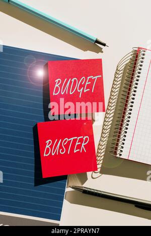 Handschriftliches Schild Budget Buster. Geschäftskonzept Sorgenfreie Ausgaben Bargeldeinnahmen unnötige Käufe überhöhter Umsatz Geschäftsmann, der wichtige Informationen auf dem Telefonbildschirm präsentiert. Stockfoto