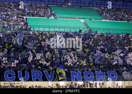 Mailand, Italien, 26. April 2023. Inter-Fans beim Halbfinale der zweiten Teilstrecke in Coppa Italia zwischen dem FC Internazionale und dem FC Juventus im Stadion San Siro am 26. April 2023 in Mailand, Italien. Kredit: Stefano Nicoli/Speed Media/Alamy Live News Stockfoto