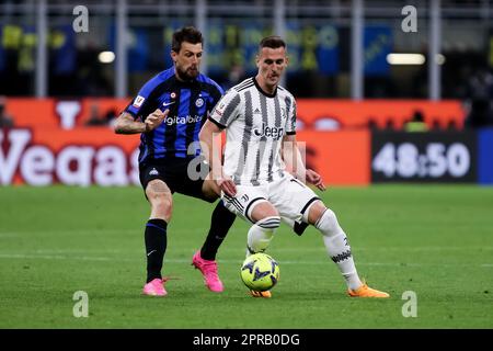 Mailand, Italien, 26. April 2023. Arkadiusz Milik (14 Juventus) kämpft mit Francesco Acerbi (15 Inter) um den Ball während des Halbfinalspiels der Coppa Italia auf der zweiten Etappe zwischen dem FC Internazionale und dem FC Juventus am 26. April 2023 im Stadion San Siro in Mailand, Italien. Kredit: Stefano Nicoli/Speed Media/Alamy Live News Stockfoto