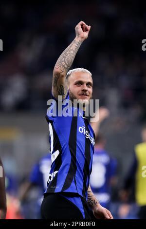 Mailand, Italien, 26. April 2023. Federico Dimarco (32 Inter) feiert am 26. April 2023 im San Siro Stadium in Mailand, Italien, das Halbfinale der zweiten Etappe der Coppa Italia zwischen dem FC Internazionale und dem FC Juventus. Kredit: Stefano Nicoli/Speed Media/Alamy Live News Stockfoto