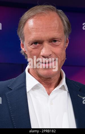 Köln, Deutschland. 26. April 2023. Gerhard DELLING, Sportmoderator, Fernsehmoderator, Portrait, Portrait, Zugeschnittenes Einzelbild, Einzelmotiv, „Maischberger“, Talkshow, WDR/ARD, 26. April 2023. Kredit: dpa/Alamy Live News Stockfoto