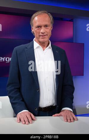 Köln, Deutschland. 26. April 2023. Gerhard DELLING, Sportmoderator, Fernsehmoderator, Portrait, Portrait, Zugeschnittenes Einzelbild, Einzelmotiv, „Maischberger“, Talkshow, WDR/ARD, 26. April 2023. Kredit: dpa/Alamy Live News Stockfoto