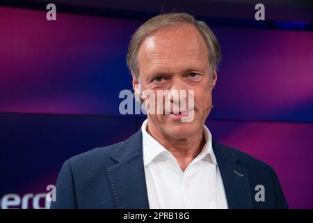 Köln, Deutschland. 26. April 2023. Gerhard DELLING, Sportmoderator, Fernsehmoderator, Portrait, Portrait, Zugeschnittenes Einzelbild, Einzelmotiv, „Maischberger“, Talkshow, WDR/ARD, 26. April 2023. Kredit: dpa/Alamy Live News Stockfoto