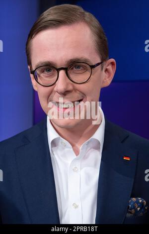 Köln, Deutschland. 26. April 2023. Philipp AMTHOR, Politiker, CDU, Porträt, Porträt, Zugeschnittenes Einzelbild, Einzelmotiv, „Maischberger“, Talkshow, WDR/ARD, 26. April 2023. Kredit: dpa/Alamy Live News Stockfoto