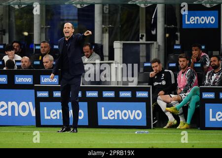 Der Cheftrainer Massimiliano Allegri (FC Juventus) während des italienischen Pokals, Coppa Italia, Halbfinale, 2.-beiniges Fußballspiel zwischen dem FC Internazionale und dem FC Juventus am 26. April 2023 im Giuseppe Meazza Stadion in Mailand, Italien - Foto Luca Rossini/E-Mage Stockfoto