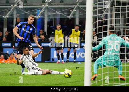 Edin Dzeko (FC Inter) und Bremer (FC Juventus) während des italienischen Pokals, Coppa Italia, Halbfinale, 2.-beiniges Fußballspiel zwischen FC Internazionale und FC Juventus am 26. April 2023 im Giuseppe Meazza Stadion in Mailand, Italien - Photo Luca Rossini/E-Mage Stockfoto