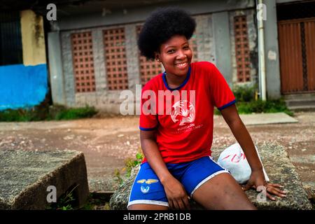 Eine afrokolumbianische Fußballspielerin posiert nach dem Training in Quibdó, Chocó, Kolumbien. Stockfoto