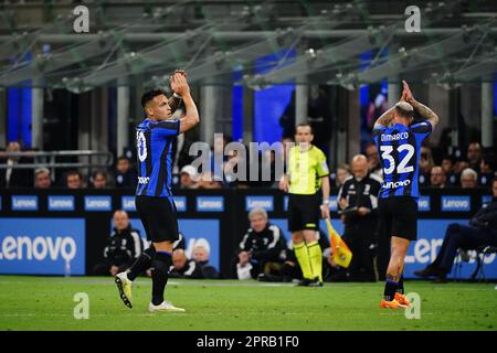 Lautaro Martinez (FC Inter) und Federico Dimarco (FC Inter) klatschen den Fans des FC Inter während des italienischen Pokals, Coppa Italia, des Halbfinals und des 2.-beinigen Fußballspiels zwischen dem FC Internazionale und dem FC Juventus am 26. April 2023 im Giuseppe Meazza Stadion in Mailand, Italien – Photo Luca Rossini/E-Mage Stockfoto