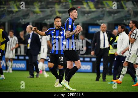 Alessandro Bastoni (FC Inter) feiert am 26. April 2023 den Sieg während des italienischen Pokals, der Coppa Italia, des Halbfinals und des 2.-teiligen Fußballspiels zwischen dem FC Internazionale und dem FC Juventus im Giuseppe Meazza Stadion in Mailand, Italien – Foto Luca Rossini/E-Mage Stockfoto