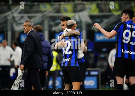 Lautaro Martinez (FC Inter) und Federico Dimarco (FC Inter) feiern den Sieg während des italienischen Pokals, Coppa Italia, des Halbfinals und 2.-beinigen Fußballspiels zwischen dem FC Internazionale und dem FC Juventus am 26. April 2023 im Giuseppe Meazza Stadion in Mailand, Italien - Photo Luca Rossini/E-Mage Stockfoto