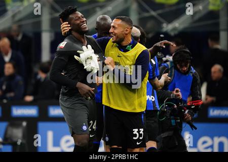 André Onana (FC Inter) und Danilo D'Ambrosio (FC Inter) feiern am 26. April 2023 im Giuseppe Meazza Stadion in Mailand den Sieg während des italienischen Pokals, Coppa Italia, Halbfinals und 2.-beinigem Fußballspiel zwischen dem FC Internazionale und dem FC Juventus – Foto Luca Rossini/E-Mage Stockfoto