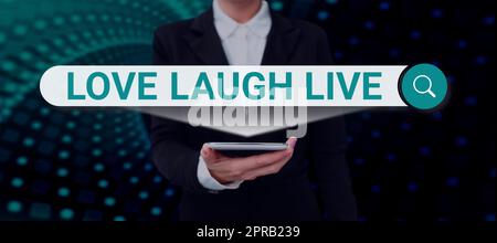 Handschriftliches Schild „Love Laugh Live“. Geschäftsidee positiv inspirieren Genießen Sie Ihren Tag mit Lachen guter Humor Geschäftsmann im Anzug hält die Hand offen und symbolisiert erfolgreiche Teamarbeit. Stockfoto