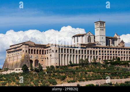 Assisi Dorf in Umbrien, Italien. Die wichtigste italienische Basilika, die dem Heiligen Franziskus geweiht ist - San Francesco. Stockfoto