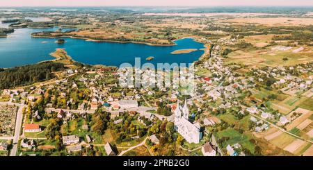 Slobodka, Braslaw District, Witebsk Voblast, Weißrussland. Luftaufnahme Des Potsekh Sees In Der Nähe Des Dorfes Slobodka. Kirche der göttlichen Vorsehung. Panorama Stockfoto