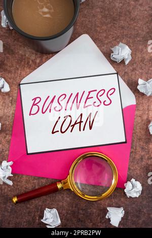 Inspiration mit Zeichen für Business Loan. Wortwahl zu Credit Mortgage Financial Assistance Cash Advances Debt Letter mit Umschlag und Vergrößerungsglas, in dem wichtige Pläne vorgestellt werden. Stockfoto