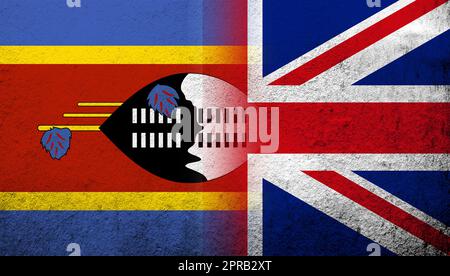 Nationalflagge des Vereinigten Königreichs (Großbritannien) Union Jack mit Eswatini Swasiland Nationalflagge. Grungen Hintergrund Stockfoto