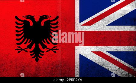 Nationalflagge von Großbritannien Union Jack mit der Republik Albanien Nationalflagge. Grungen Hintergrund Stockfoto