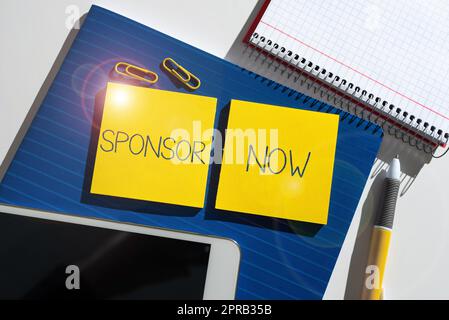 Text, der den Sponsor für Inspiration „Jetzt“ zeigt. Geschäftsansatz Bezahlung oder Investition in ein Projekt ohne Profit für Sie wichtige Neuigkeiten präsentiert auf zwei Haftnotizen am Schreibtisch mit Mobiltelefon. Stockfoto