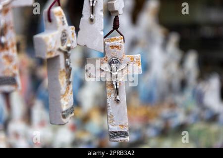 Rosenkranz in einem Souvenirladen in Medjugorje, Bosnien und Herzegowina. Stockfoto