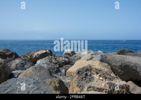 Große Steine vor dem offenen Meer Stockfoto