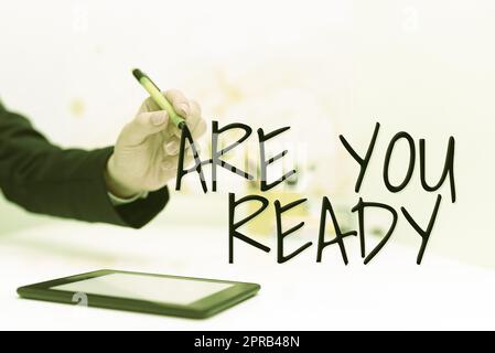 Konzeptionelle Beschriftung Are You Ready. Word for Alertness Preparedness Dringlichkeitsspiel Beeilen Sie sich hellwach Geschäftsfrau mit Tablet am Schreibtisch präsentiert neue Ideen mit Stift. Stockfoto