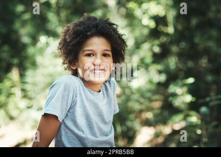 Warum langweilen, wenn Sie in der Natur sein können. Ein Teenager, der Spaß in der Natur im Sommercamp hat. Stockfoto