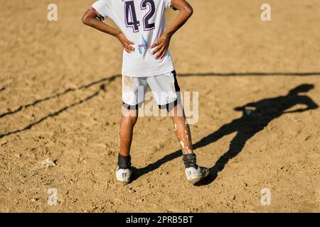 Ein junger afro-kolumbianischer Fußballspieler beobachtet das Spiel während eines Trainings in Necoclí, Antioquia, Kolumbien. Stockfoto