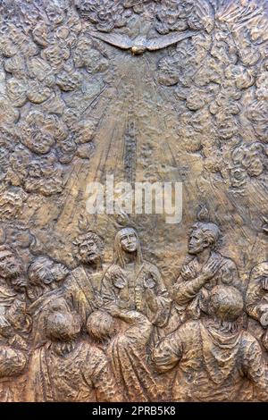 Der Abstieg des Heiligen Geistes – drittes glorreiches Mysterium auf dem Berg Podbrdo in Medjugorje. Bronzeentlastungen am Hang von Carmelo Puzzolo. Stockfoto