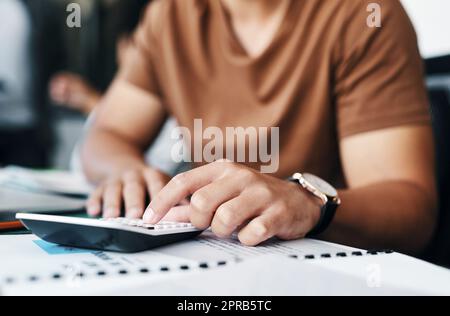 Berechnung der Minuten bis zum Ende des Tages. Ein unkenntlich Geschäftsmann mit einem Rechner in einem Büro. Stockfoto