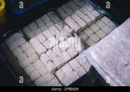 Frischer Tofu auf dem lokalen Markt, hergestellt aus gerinnender Sojamilch Stockfoto