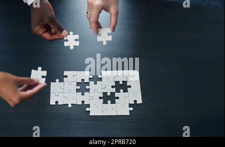 Aufbau einer Zukunft der Größe. Business-Mitarbeiter, die ein Puzzle zusammen. Stockfoto