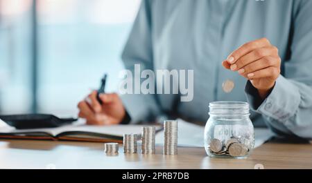 Investitionen, Finanzen und Ersparnisse eines Buchhalters, der Silber, Währung oder Münzen mit Hand und Geld im Haus stapelt. Eine kluge und kluge Person, die ein Finanzbudget in einem Wachstumsgefäß plant Stockfoto