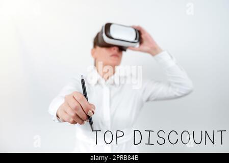 Schild mit Top Discount. Business Showcase Bestpreisgarantierte Hot Items verrückte Sonderangebote Frau trägt VR-Brille und verweist auf aktuelle Updates mit Stift. Stockfoto