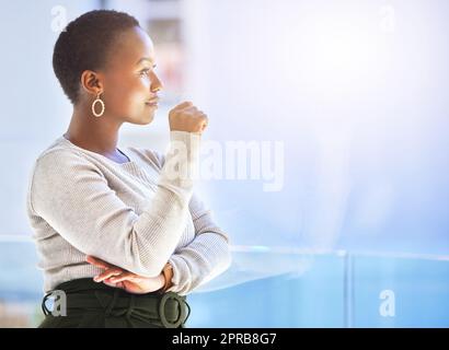 Wenn Sie etwas ändern müssen, ändern Sie Ihre Perspektive. Eine schöne junge Geschäftsfrau im Büro. Stockfoto