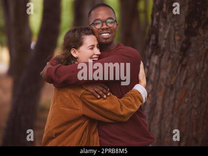 Das Abhängen in der Natur bringt Paare näher zusammen. Ein liebevolles Paar verbringt den Tag im Freien. Stockfoto