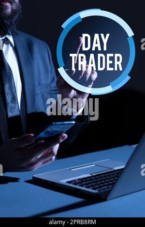 Handgeschriebenes Schild Day Trader. Ein Wort, das auf Eine Person geschrieben wird, die Finanzinstrumente innerhalb des Tages kauft und verkauft, als man ein Mobiltelefon in der Hand hält und mit einem Finger auf Daten zeigt. Stockfoto