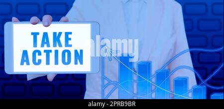 Signieren Sie, dass Aktion ausführen angezeigt wird. Ein Wort, das nicht nur Worte unterstützt, sondern auch Beweise dafür liefert, dass eine Frau ein Mobiltelefon mit digitalen Grafiken zeigt und dass Arrow Daten präsentiert. Stockfoto