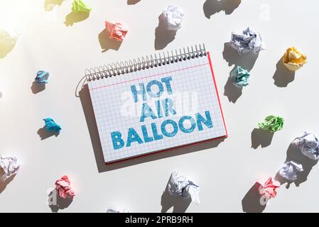 Konzeptunterschrift Heißluftballon. Konzept bedeutet „Have a Ride in the Inside“ ein Korbflug Romantisches Reise-Notebook mit wichtigen Nachrichten umgeben von Papierpapieren. Stockfoto