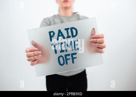 Handschrifttext bezahlte Abwesenheit. Geschäftsansatz Zahlungen für nicht arbeitende Geschäftsfrau mit leerem Plakat und Werbung für das Unternehmen erhalten. Stockfoto