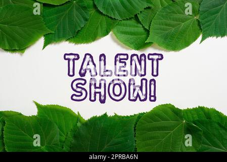 Inspiration für die Talentshow. Business Showcase Wettbewerb der Entertainer zeigt ihre Darbietungen wichtige Informationen, die auf Papier unter vielen Blättern geschrieben sind. Stockfoto