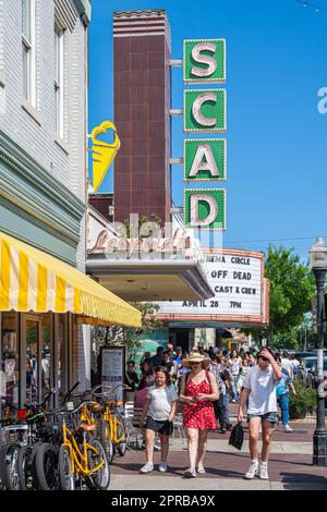 Eine lange Schlange für Leopold's Ice Cream unter dem SCAD (Savannah College of Art & Design) Trustee's Theater im Zentrum von Savannah, Georgia. Stockfoto